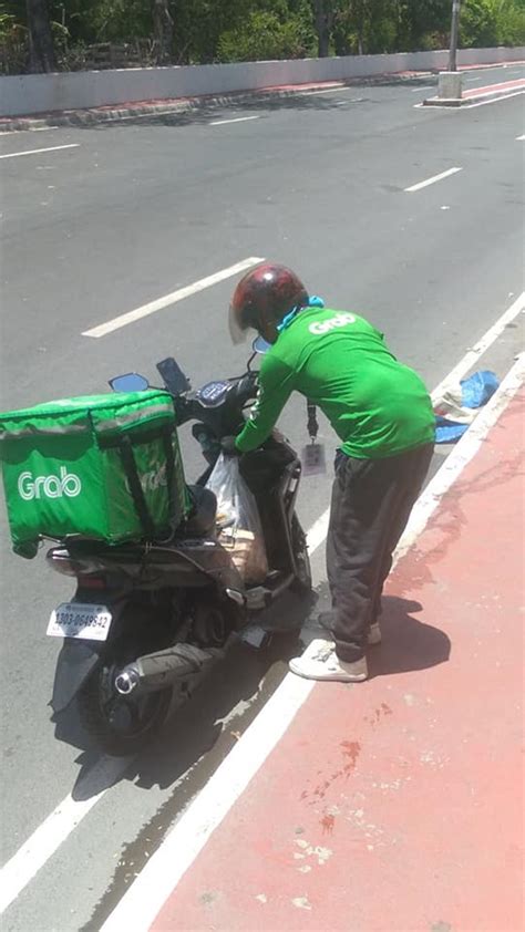 Grabfood is a subsidiary service from grab on food delivery. Poor Grab Rider Gets Disappointed & Nearly Bursts Into ...