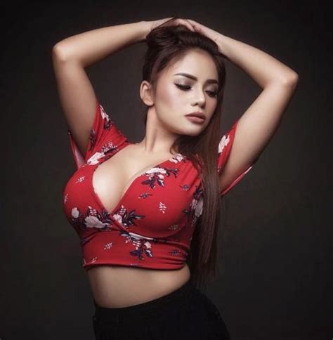 Dinar Candy Unggah Pose Seksi Dan Manja Netizen Kurang Hot Okezone Celebrity