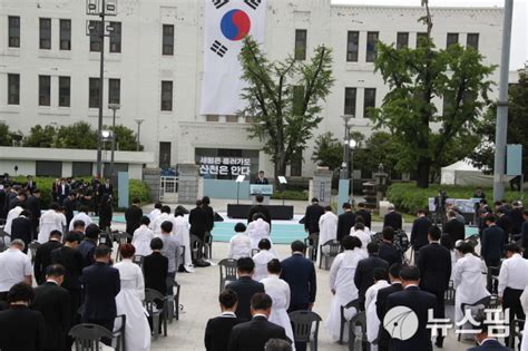 문흥식 전 5·18단체 회장 美 도피 관련 자정 노력하고 임원 자격 강화하겠다 문씨 해임으로 공법단체 앞당겨질 것. 묵념사 하는 문흥식 5·18 구속부상자회장 > 보도자료 | 518구속 ...