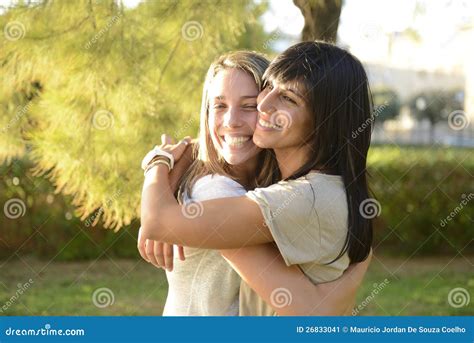 het lesbische paar koesteren stock afbeelding afbeelding bestaande uit homosexueel hugging