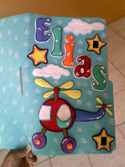 Un accesorio maravilloso para decorar nuestro hogar son los marcos,los encontramos con muchos estilos y en colores ,cuando piensas en decorar alguna habitación de tu hogar piensas en un lindo cuadro que se vera elegante y fino. Resultado de imagen para carpetas decoradas con foami para ...