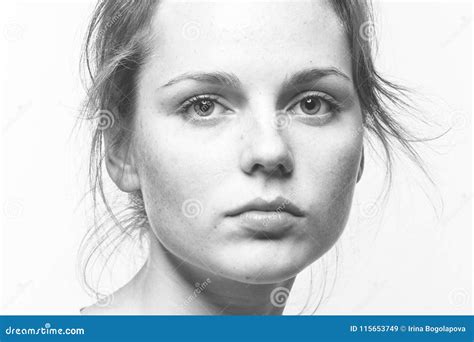 Retrato Hermoso Joven De La Cara De La Mujer De Las Pecas Con La Piel