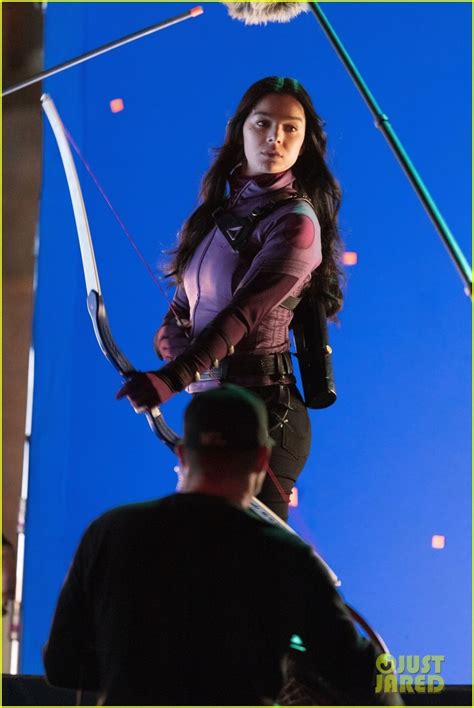 Behind The Scenes Images Of Hailee Steinfeld As Kate Bishop Revealed Gamereactor