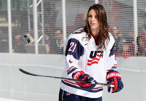 Hilary Knight 5 Fast Facts You Need To Know