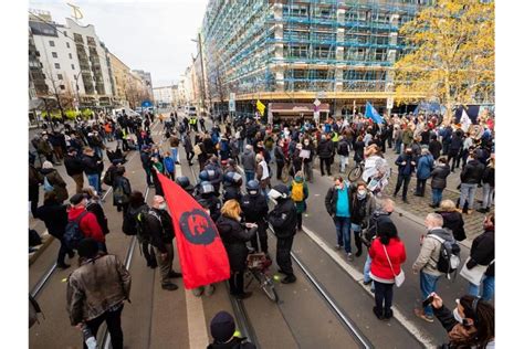 Daher gilt nun das ganze land ab sonntag als risikogebiet. Zahlreiche Proteste in Deutschland gegen Corona-Politik