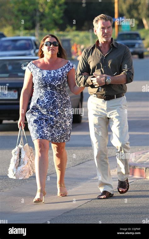 Pierce Brosnan Y Su Esposa Keely Shaye Smith Dejando Malibu Cines