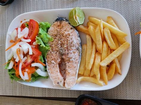 หนึ่งในอาหารของชาวเรือเรียกว่า carne de vinha d'alhos ซึ่งถ้าแปลกตามตัวก็คือ 'เนื้อสัตว์ปรุงกับกระเทียมหมักในไวน์แดง' โดยเมื่อทำเสร็จแล้วก็จะบรรจุ. ร้านเล็กๆนั่งสบาย อาหารย่างสไตล์โปรตุเกส หอมกลิ่นถ่าน ขนม ...