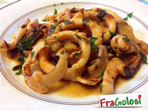 Il vantaggio di questa ricetta veloce è che si può preparare tranquillamente anche in pieno inverno, dal momento che non i calamari o anelli di calamaro surgelati vanno benissimo, se non avete avuto. Calamari in Umido Light: Ricetta di FraGolosi