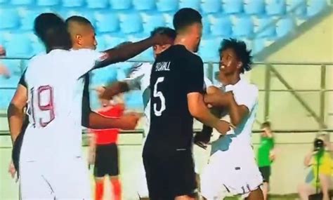 مزاعم إساءة عنصرية توقف مباراة ودية في كرة القدم بين قطر ونيوزيلندا media90