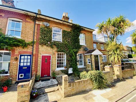 Two bedroom Cottage in Twickenham - Christines Property Management