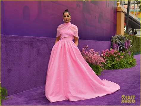 Full Sized Photo Of Mena Massoud Naomi Scott Arrive In Style Aladdin Premiere 17 Naomi Scott