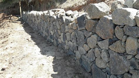 Muro De Piedra Para Contener Erosión Por Escurrimiento De Agua Muros