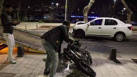 Üsküdar da Motosiklet ile Otomobil Kafa Kafaya Çarpıştı 2 Ağır Yaralı