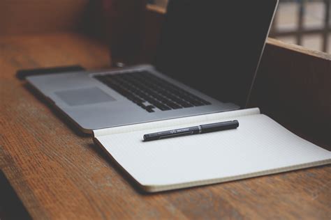 Check spelling or type a new query. Gambar : Laptop, meja tulis, buku catatan, apel, teknologi ...