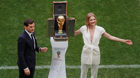 quién es la supermodelo rusa que presentó la copa mundial junto a iker casillas infobae