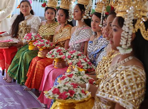 Khmer Women Dressed For Cambodian New Year Khmer New Year Cambodian People New Years Traditions