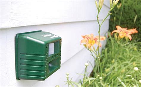 Lansontech solar mole repeller for rodent control, repels rodents, moles this solar pest repeller is made of high quality abs material,it only drives the animal without any chemicals and does not cause any harm to the. Bird-X Yard Gard Electronic Pest Repeller | Best Cat ...