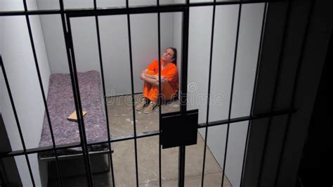 Le Criminel Est Assis Dans La Cellule Sur Le Sol Photo Stock Image Du