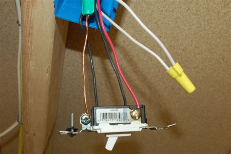 I don't think it is grounded. Wire A Three Way Switch | icreatables.com