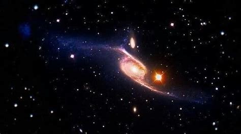 La galaxia renacuajo es una galaxia espiral barrada perturbada, situada 420 millones de años luz de la tierra hacia el norte de la constelación. Pin de Dênis Roque #TimBETA em Cosmos | Galáxia espiral ...