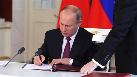 russia s putin signs ‘foreign agents media law world news
