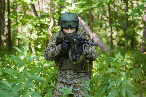 Militares En El Bosque Con Una Ametralladora Preparando Soldados Para