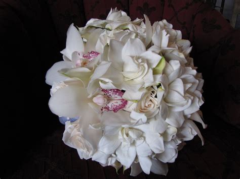 Wedding flowers are one of the most stand out elements to your special day, providing elegance, fragrance or even a native to southern asia and japan, gardenias represents elegance and grace. Gardenias | Indian wedding planner, Gardenia bouquet ...