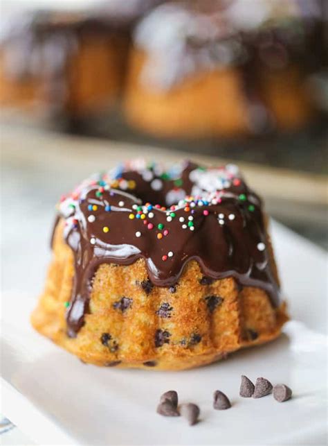 The famous mini bundt cake recipes we all know and love come in so many flavors and only one shape. Chocolate Chip Mini Bundt Cakes - Cookie, Brownie ...