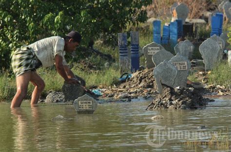 Ziarah Makam Ditengah Banjir Rob di Semarang, Foto 3 #1655505