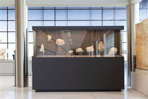 Δέκα θραύσματα του Παρθενώνα από το ΕΑΜ στο Μουσείο Ακρόπολης