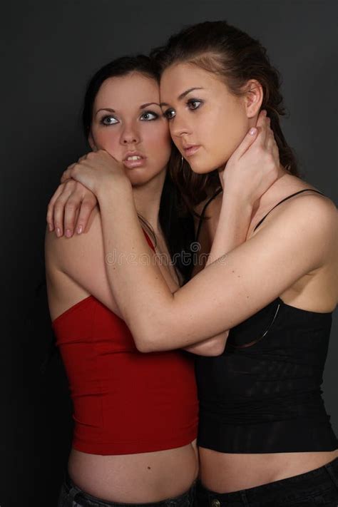 Jeunes Filles Lesbiennes Embrassant Au Parc Un Jour D été Photo stock
