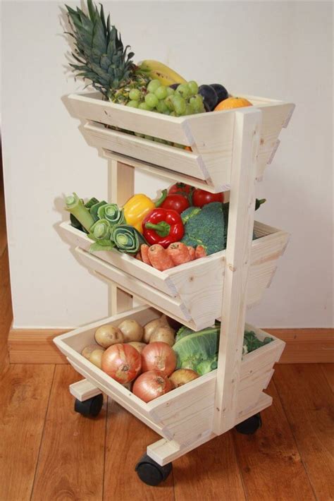 Las estanterías metálicas de pared lisas son muy útiles un las cocinas industriales, sobre todo en las mas pequeñas, ya que nos permiten aprovechar mejor. Pallet Vegetable Storage Rack | Pallet Furniture DIY