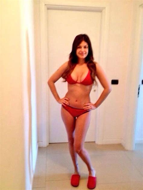 Sara Tommasi Sexy Bikini Rosso Da Piscina Cronaca Nazionale