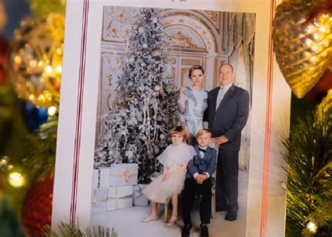 Questa decisione, frutto delle ingenti entrate che pervenivano alla reggente famiglia grimaldi, attraverso l'attività del casinò, portò il principato a. La famiglia reale di Monaco "natalizia" ~ Spettacolo ...