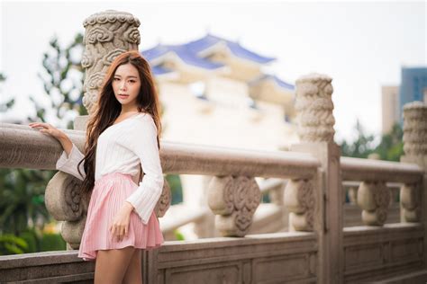 배경 화면 아시아 사람 모델 긴 머리 갈색 머리의 피사계 심도 pink skirt 블라우스 뷰어를보고 오래된 건물 난간 4562x3043 xbcn