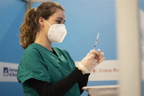 Il piano vaccinale risale allo scorso 24 febbraio, e dovrebbe iniziare la consegna per la vaccinazione nelle università a partire da oggi. Vaccino Covid, docenti in Dad residenti in Lombardia ...