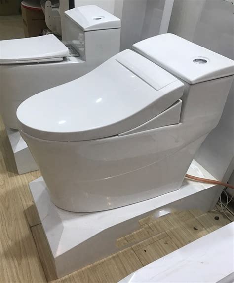 Toilet,) là một phần của thiết bị cứng được sử dụng để thu thập hoặc xử lý chất thải bài tiết của con người, nói cách khác là thiết bị vệ sinh với bề mặt cho phép người sử dụng để tiểu tiện và đại tiện an toàn và thuận tiện. BỒN CẦU CAO CẤP LK888 - Thiết bị vệ sinh TEADY chính hãng
