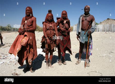 Gruppe Der Himbas Menschen In Tracht Nr Kunene Fluss Namibia Afrika