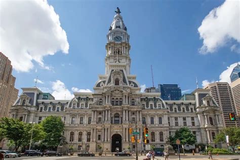 why is the top of philadelphia s city hall tower a different color than the rest of the building