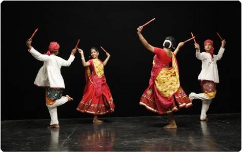 Dandiya Gujarati Way Of Celebrating Navratri Festival Utsavpedia