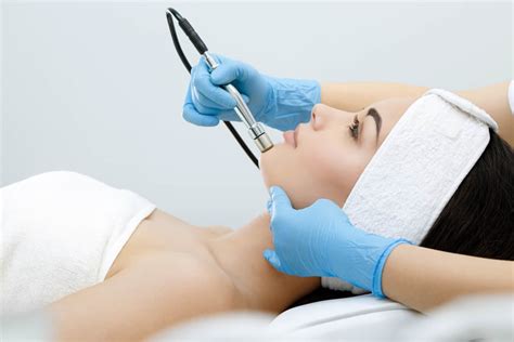 A diamond face is long and angular, with a pointy chin and wide, high cheekbones. Microdermabrasion Diamond Peeling Oxygen & Sculpt Face ...