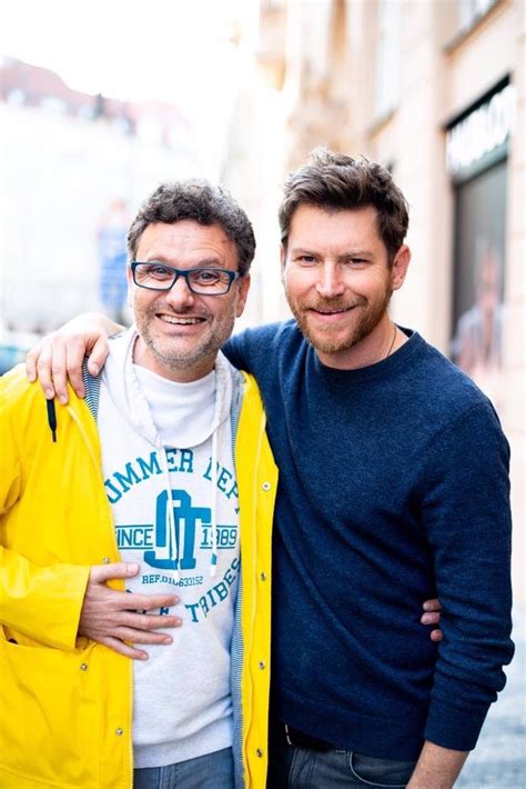 Režisér patrik hartl se svlékl na veřejnosti při psaní knihy, herci martin pechlát, david švehlík, hynek čermák a martin hofmann se svlékli do naha během nat. První záběry z filmu Prvok, Šampón, Tečka a Karel: Na ...