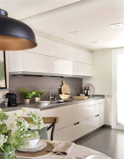 Porque son tendencia las cocinas blancas y grises fabricamos cualquier diseño en madrid.en la imagen de este proyecto: Blanco brillo y gris | Muebles de cocina, Muebles de ...