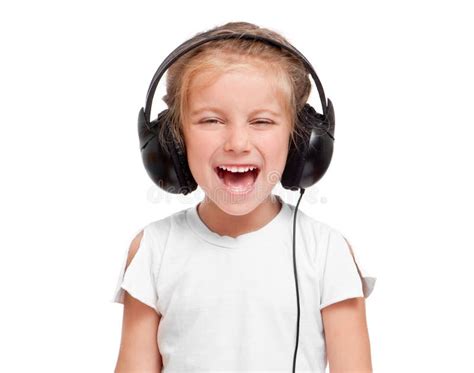 La Niña Feliz Escucha La Música En Auriculares Fondo Blanco Imagen De