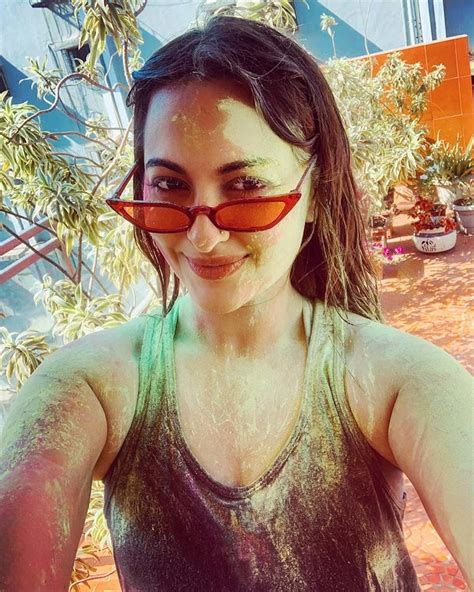 Sonakshi Sinha Birthday Special The Dabangg Girl Is Obsessed With Taking Selfies Anytime