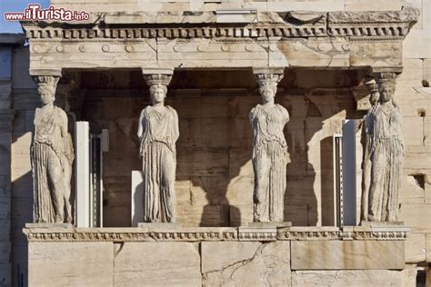 Le Cinque Cariatidi Si Trovano In Una Loggia Foto Atene