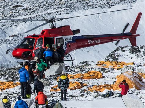 Photographer Documents Aftermath Of Mt Everest Avalanche Abc News
