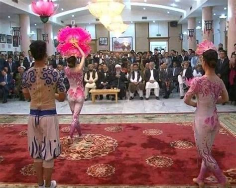 حضور معاون رئیس جمهور در مجلس رقص دختران چینی با لباس های بدن نما عکس