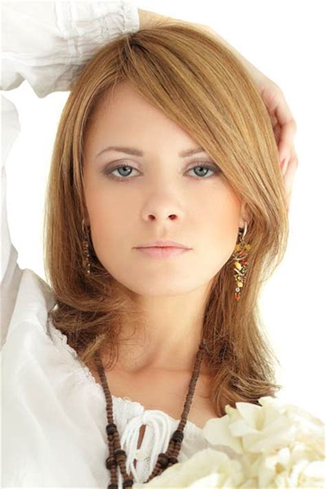 Those unruly hairs tend to stick out, disregarding the amount of gel you've applied on them! Shoulder Length Layered Hair