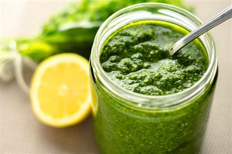 Basilikum- Pesto Rezept leckeres grünes Pesto selber machen